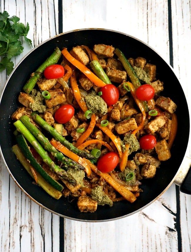One-pan pesto quorn meat free pieces with veggies