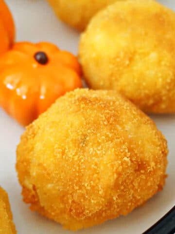 Close-up shoot of a plate with rice balls.