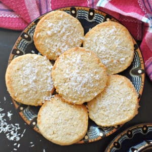 A plate with 6 shortbread cookies