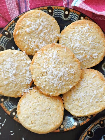 A plate with 6 shortbread cookies