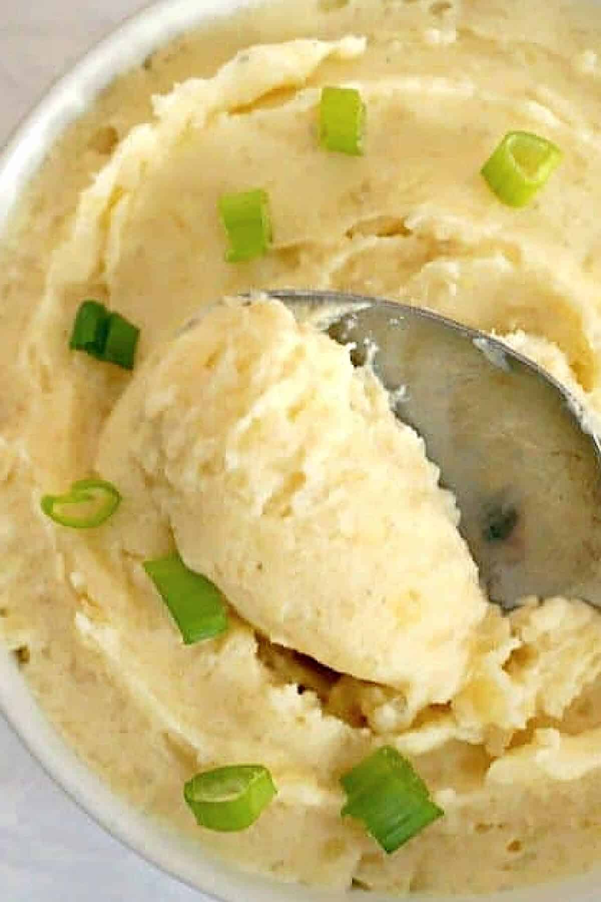 Close-up shoot of a spoonful of mashed potatoes.