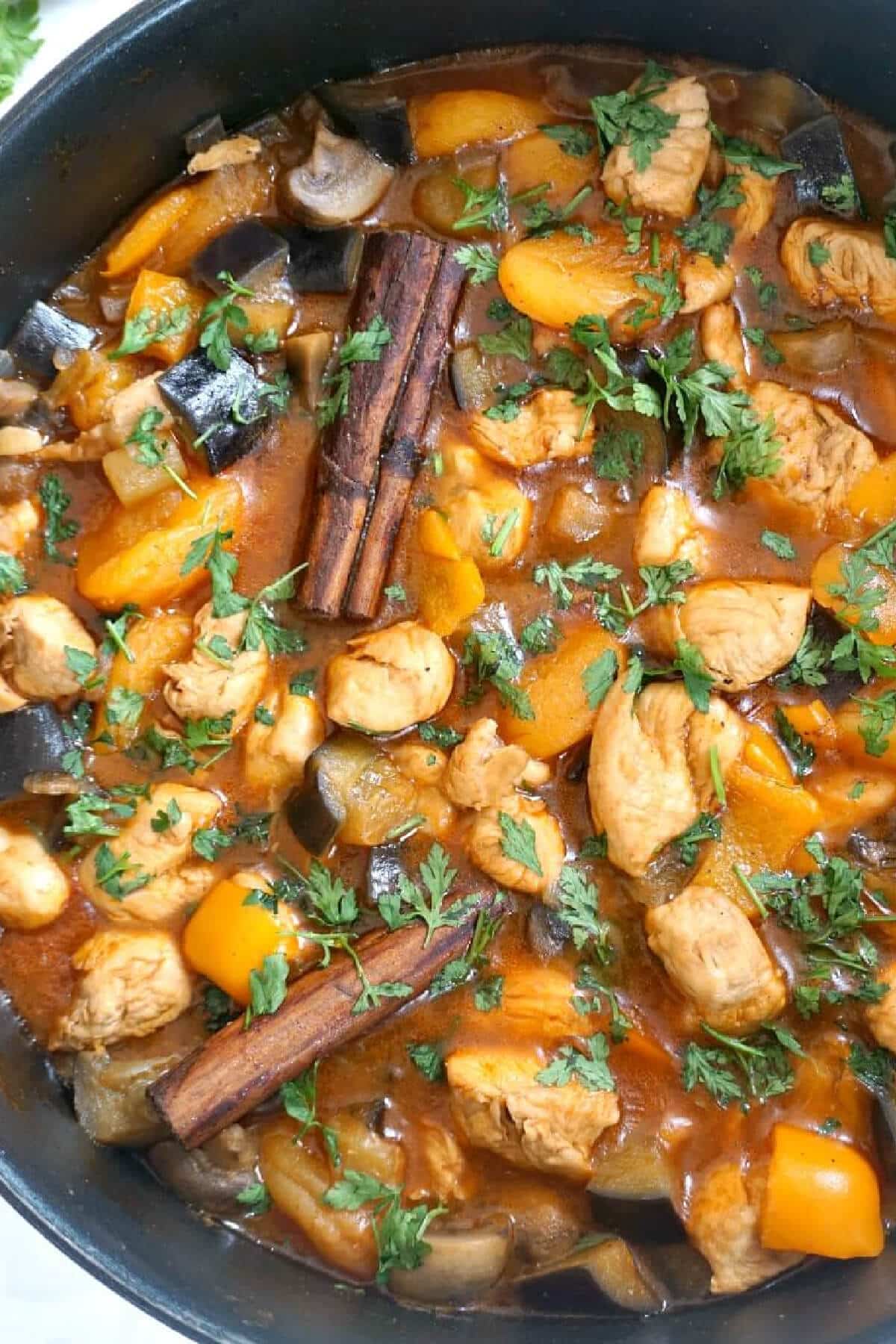A pan with chicken tagine.