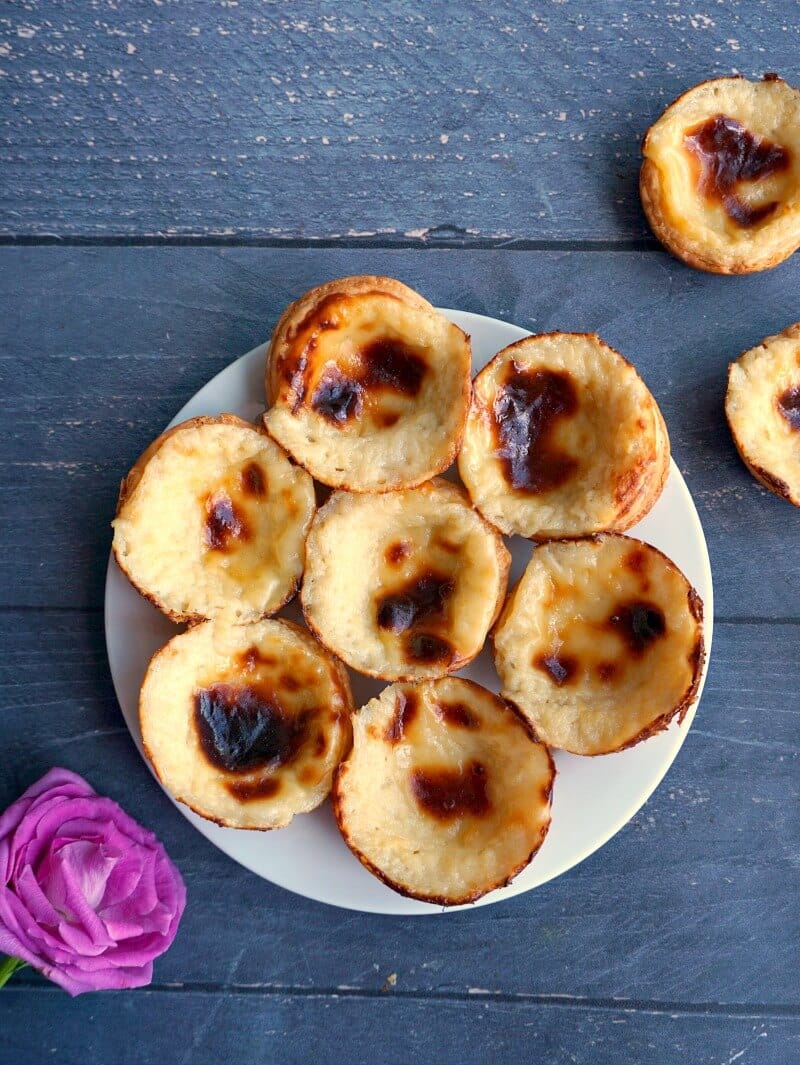 Overhead shoot of a plate with 7 pasteis de nata.