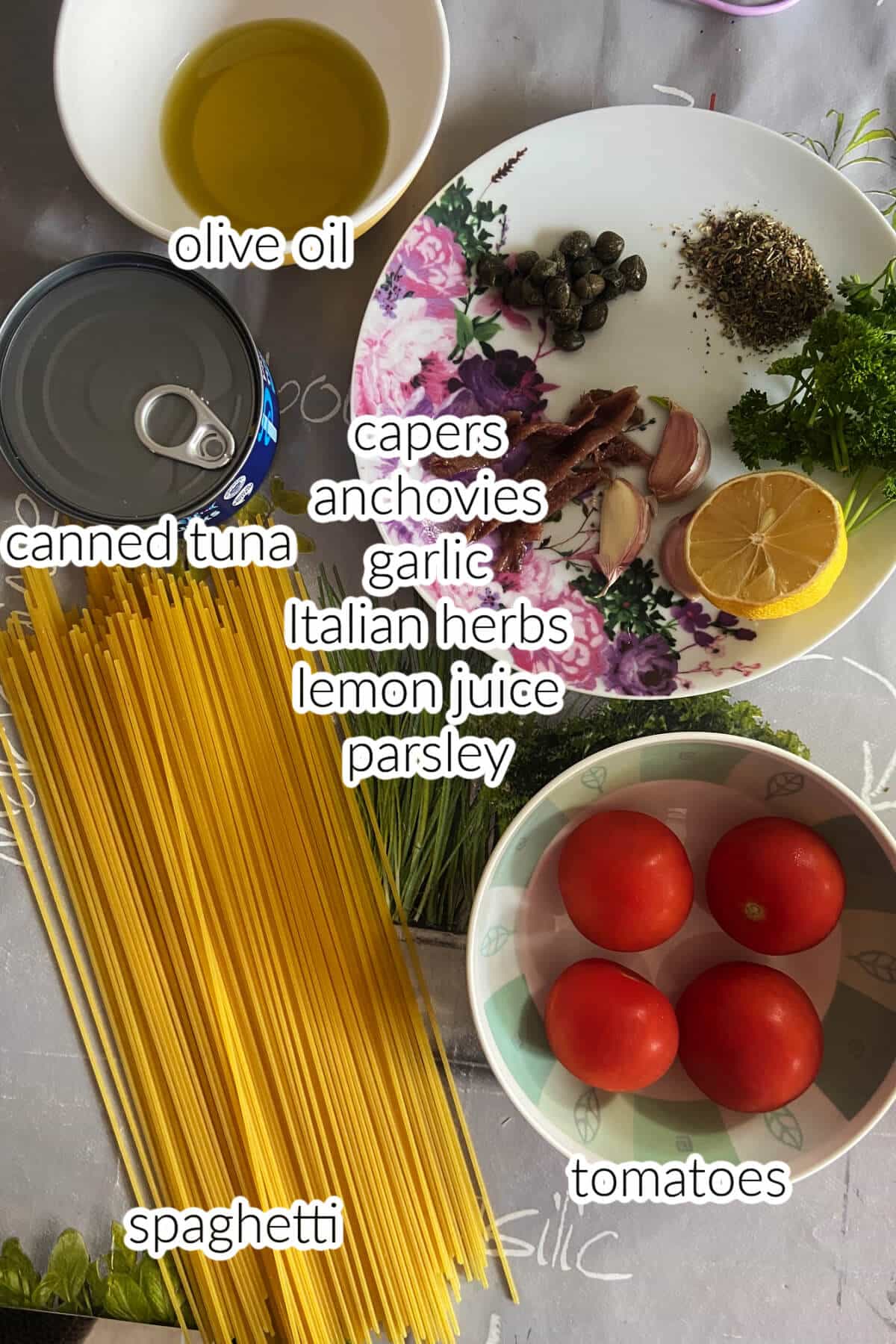 Ingredients needed to make pasta with tuna.