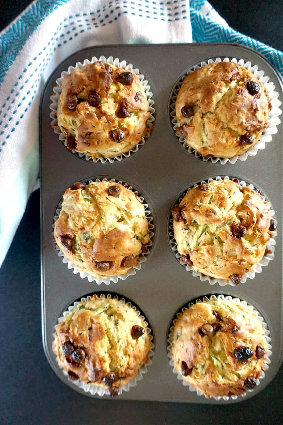 Overhead shoot of a muffin tin with 6 muffins.