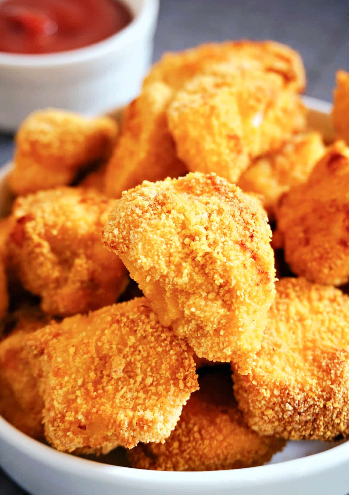 Close-up shoot of white bowl with chicken bites