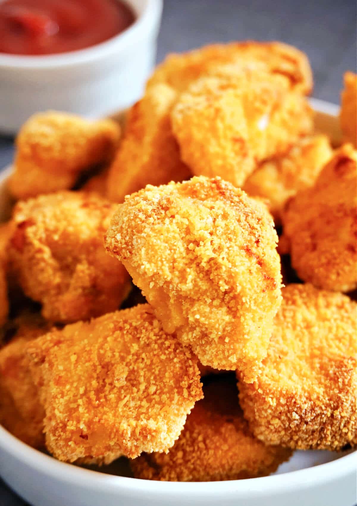 Close-up shoot of  white bowl with chicken bites