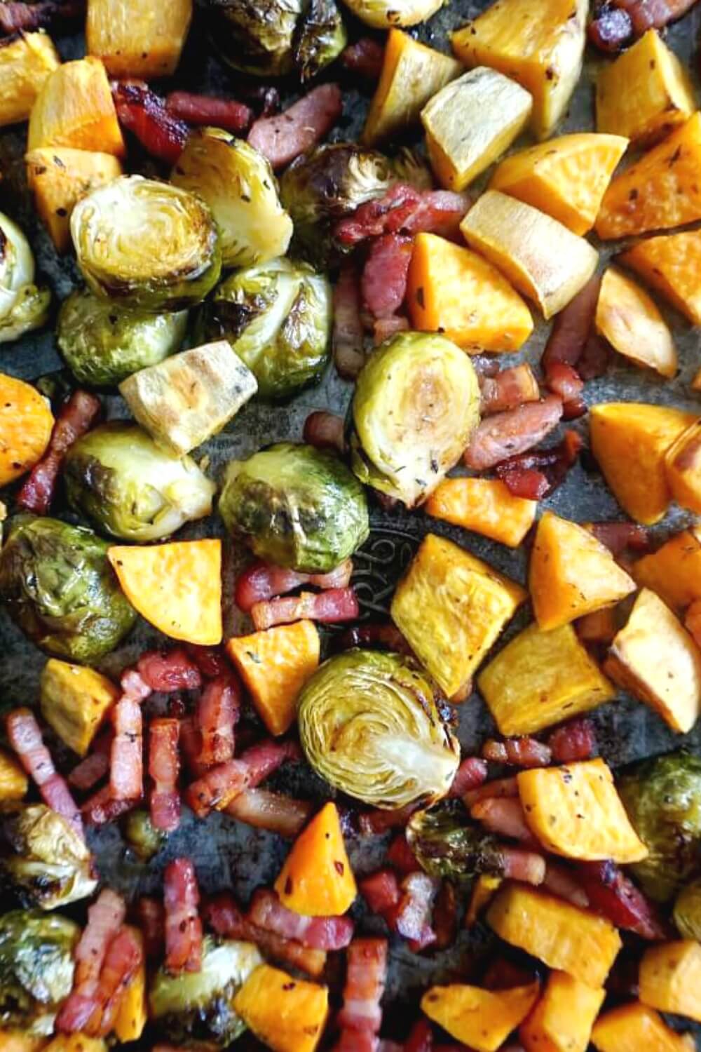 Maple Roasted Brussel Sprouts with Bacon and Sweet Potatoes, a delicious and healthy side dish for your Thanksgiving or Christmas dinner. Super easy to make, and super flavourful, this dish has a festive touch. Only one tray needed, to save you time and effort. The best family-favourite side.