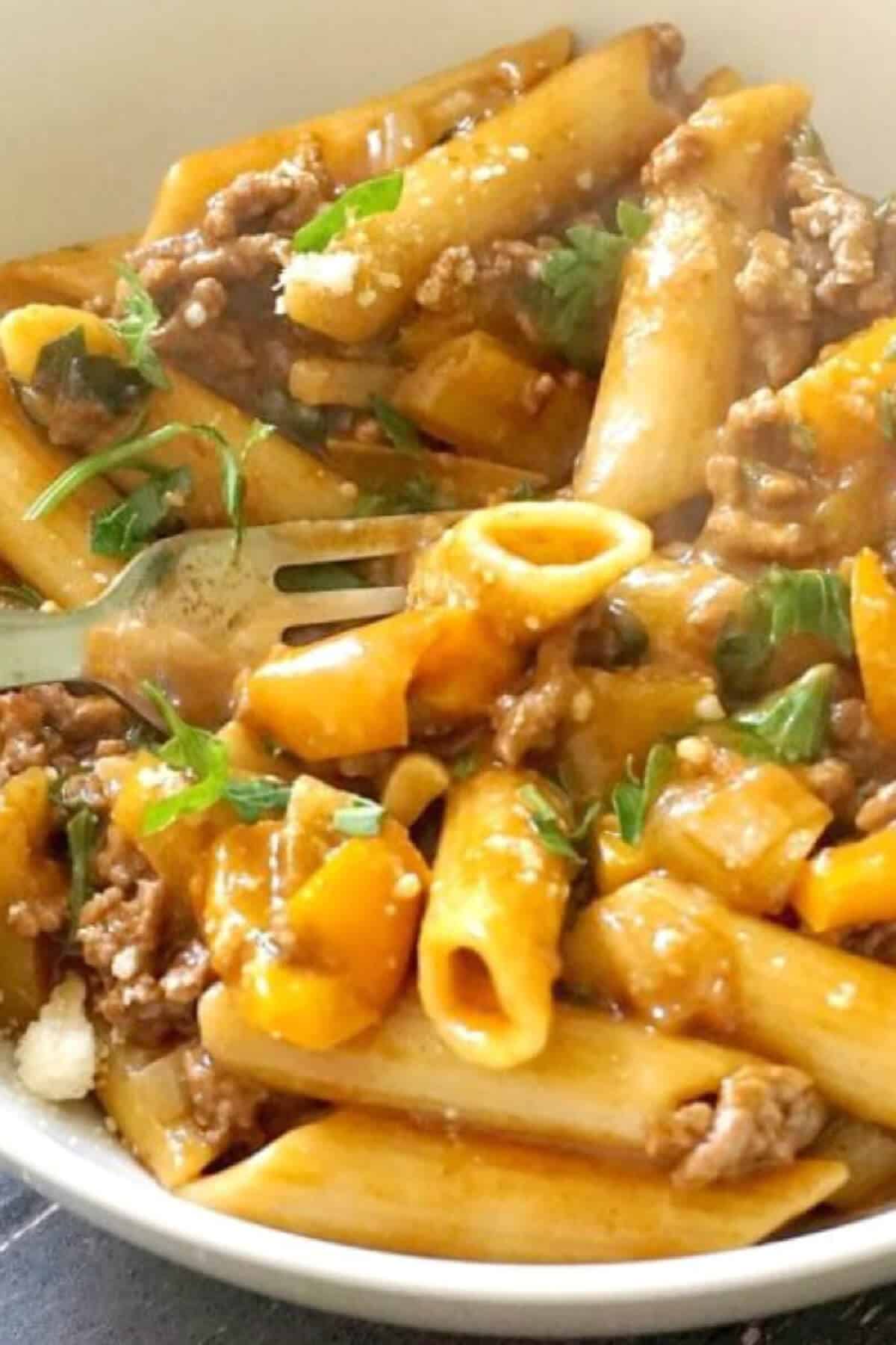 Close-up shoot of a plate with beef pasta.