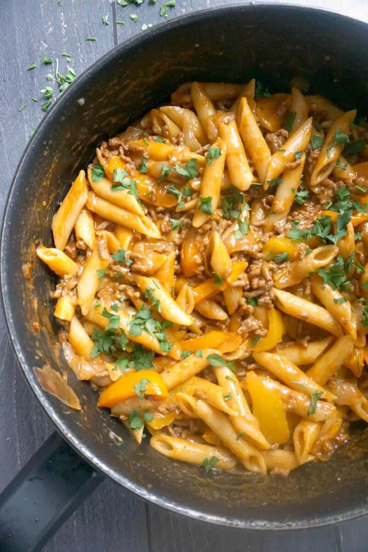A pot with mince beef pasta.