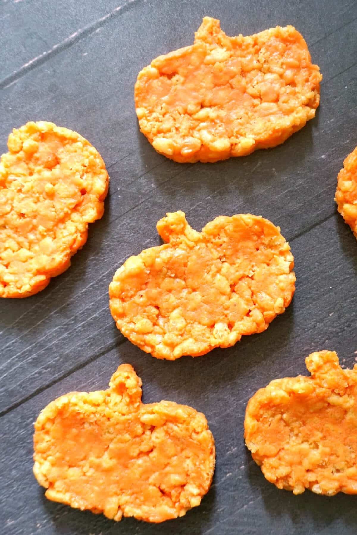 6 pumpkin-shaped rice krispie treats.