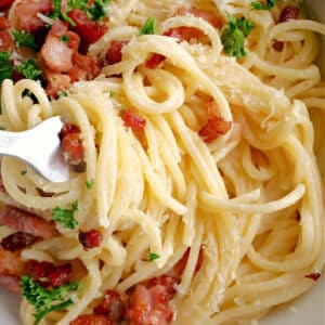 Close-up shoot of a bowl with spaghetti carbonara with bacon lardons