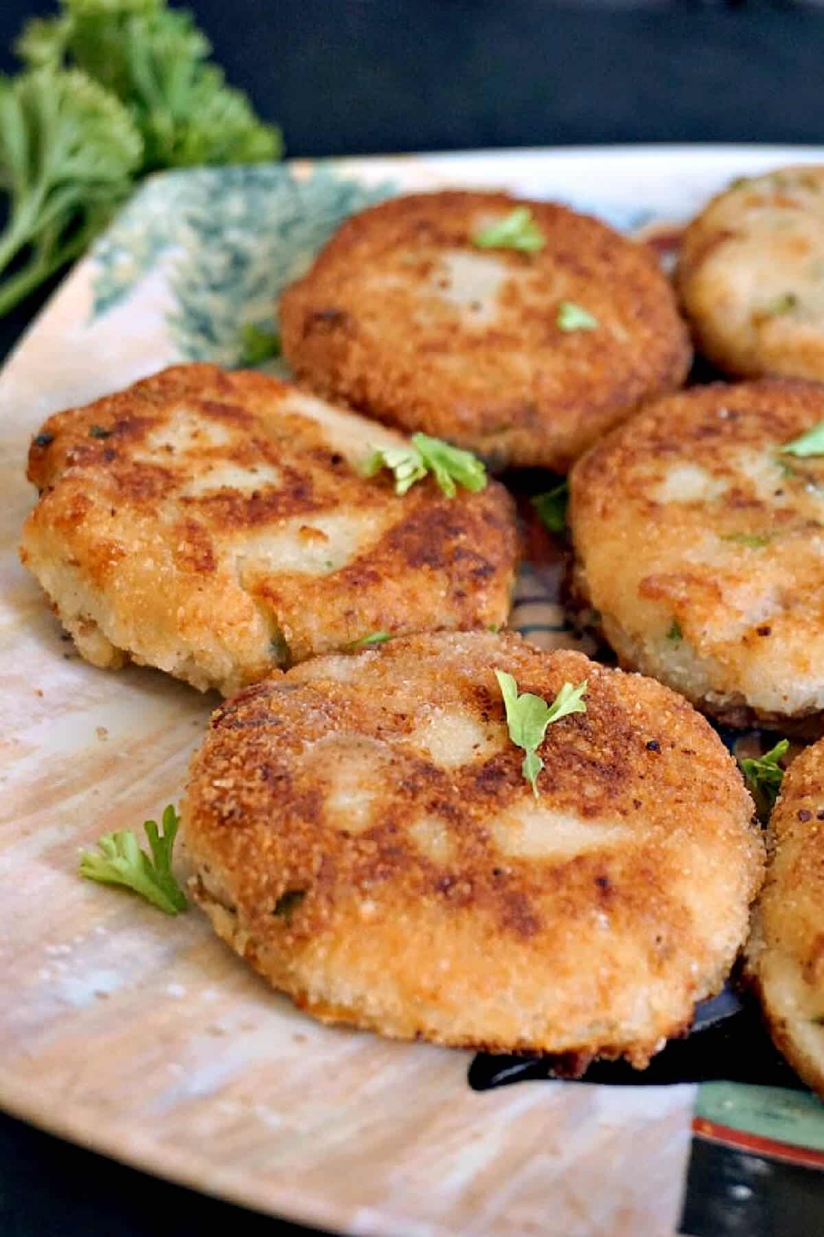 Close-up shoot of a plate with 6 patties.