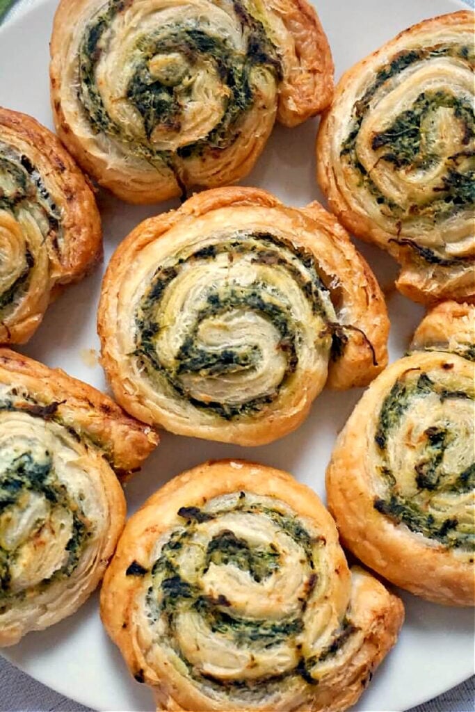 Close-up shoot of 7 spinach pinwheels