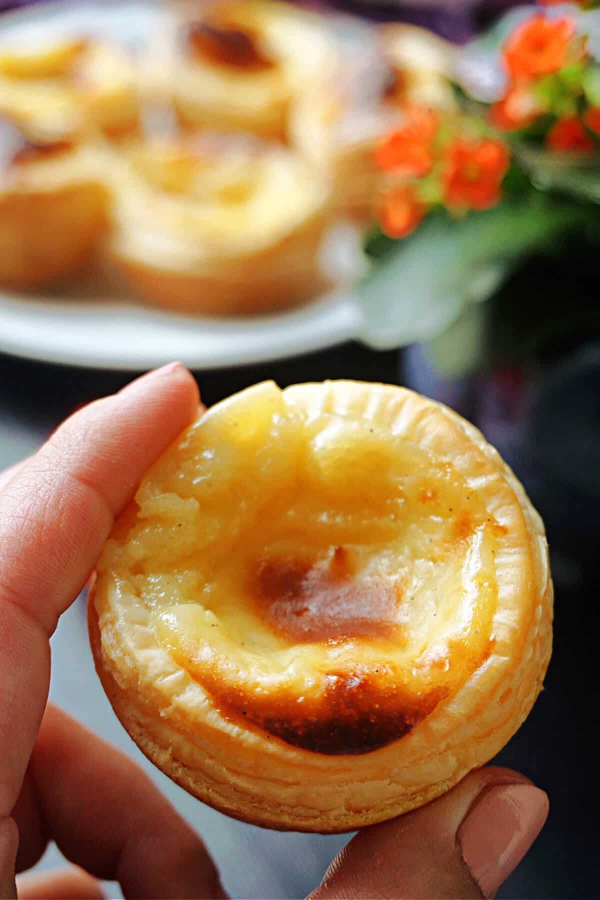 A pastel de nata held y hand.