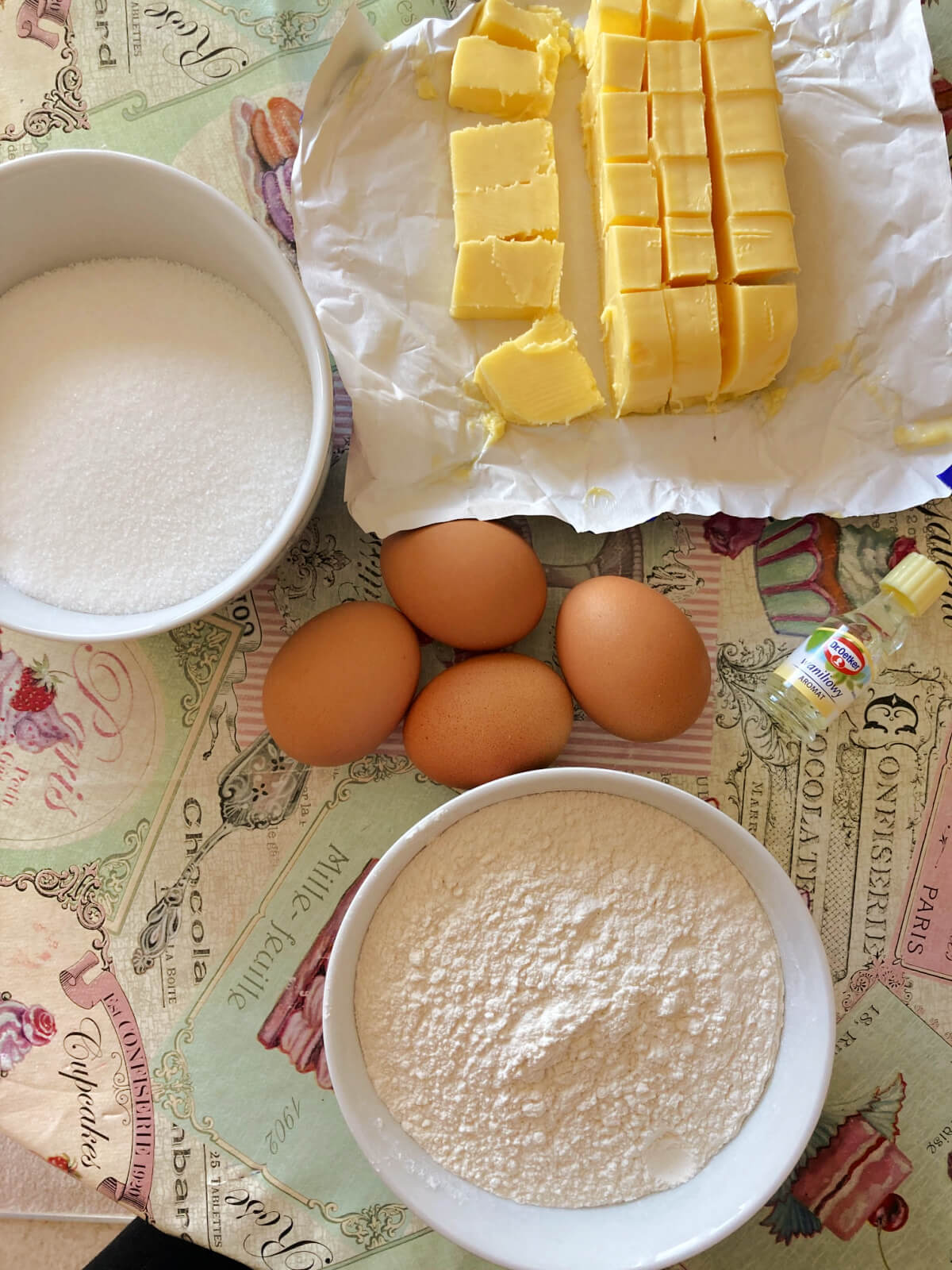 Ingredients needed to make vanilla sponge.