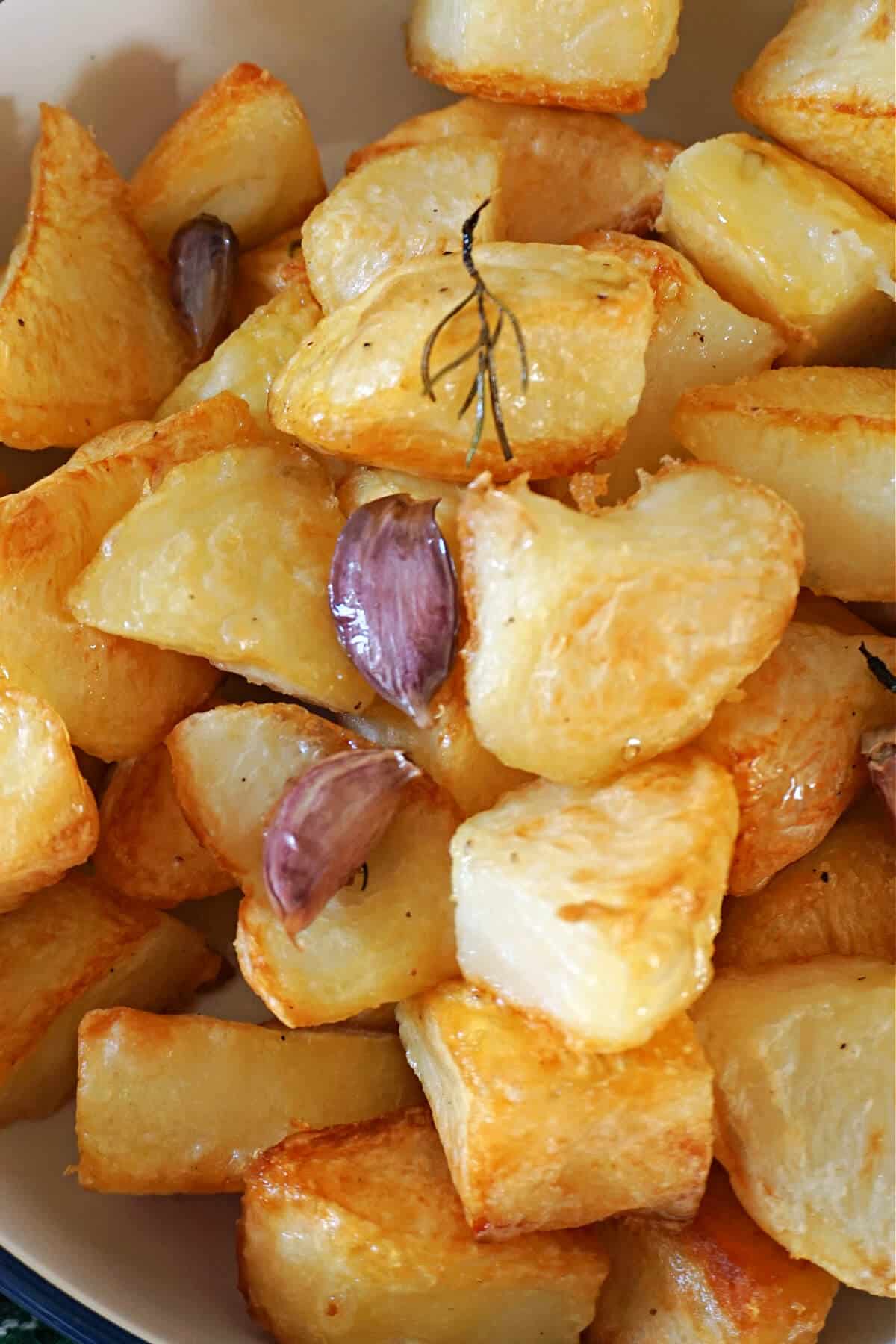 Close-up shoot of a bowl with roasted potatoes.
