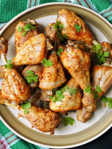 A plate with chicken drumsticks.