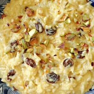 Close-up shoot of rice pudding with pistachios and raisins.