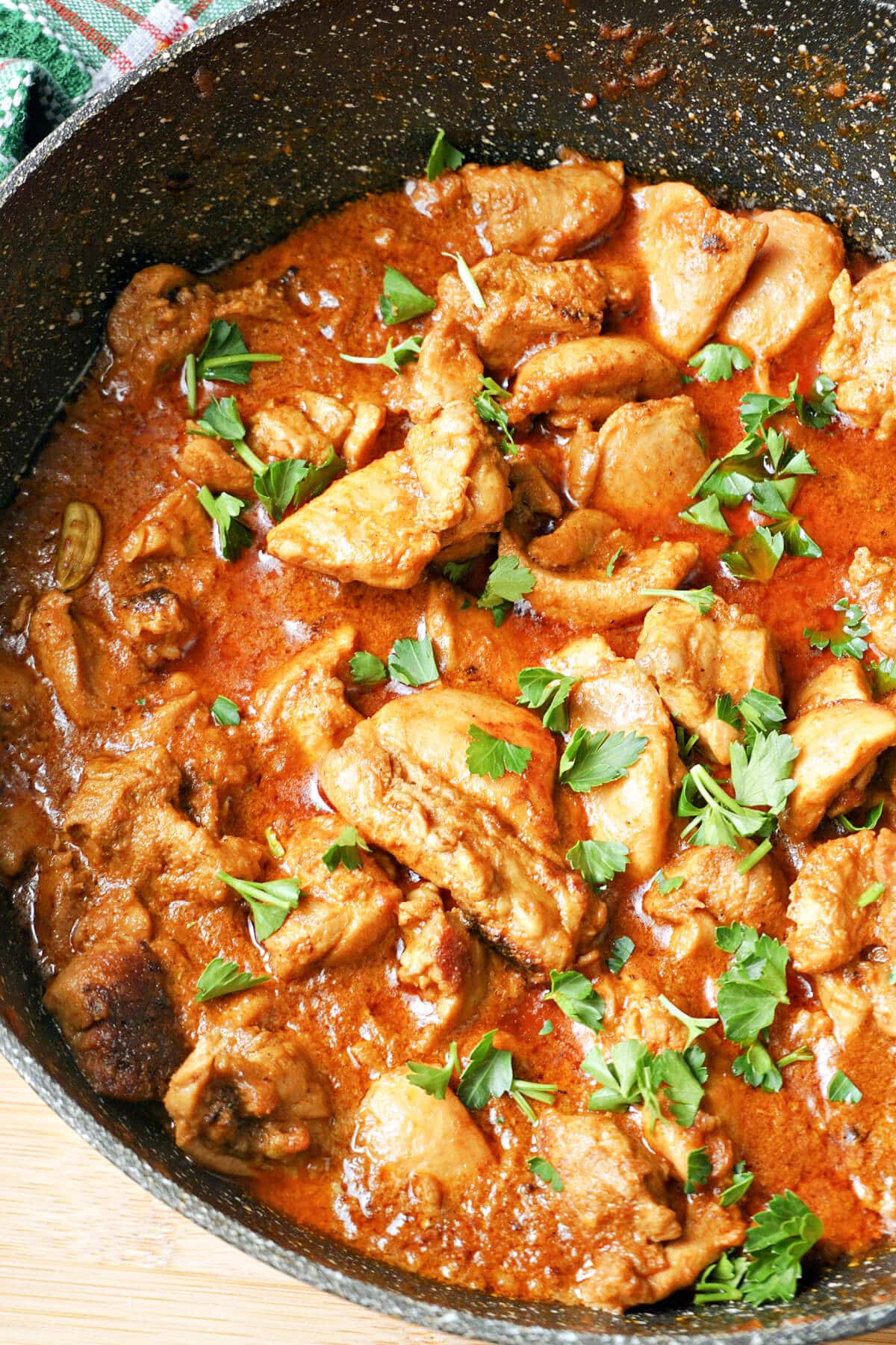 A pot with chicken curry.