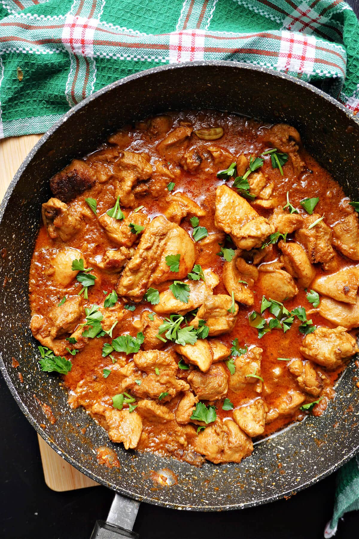 A pan with chicken curry.
