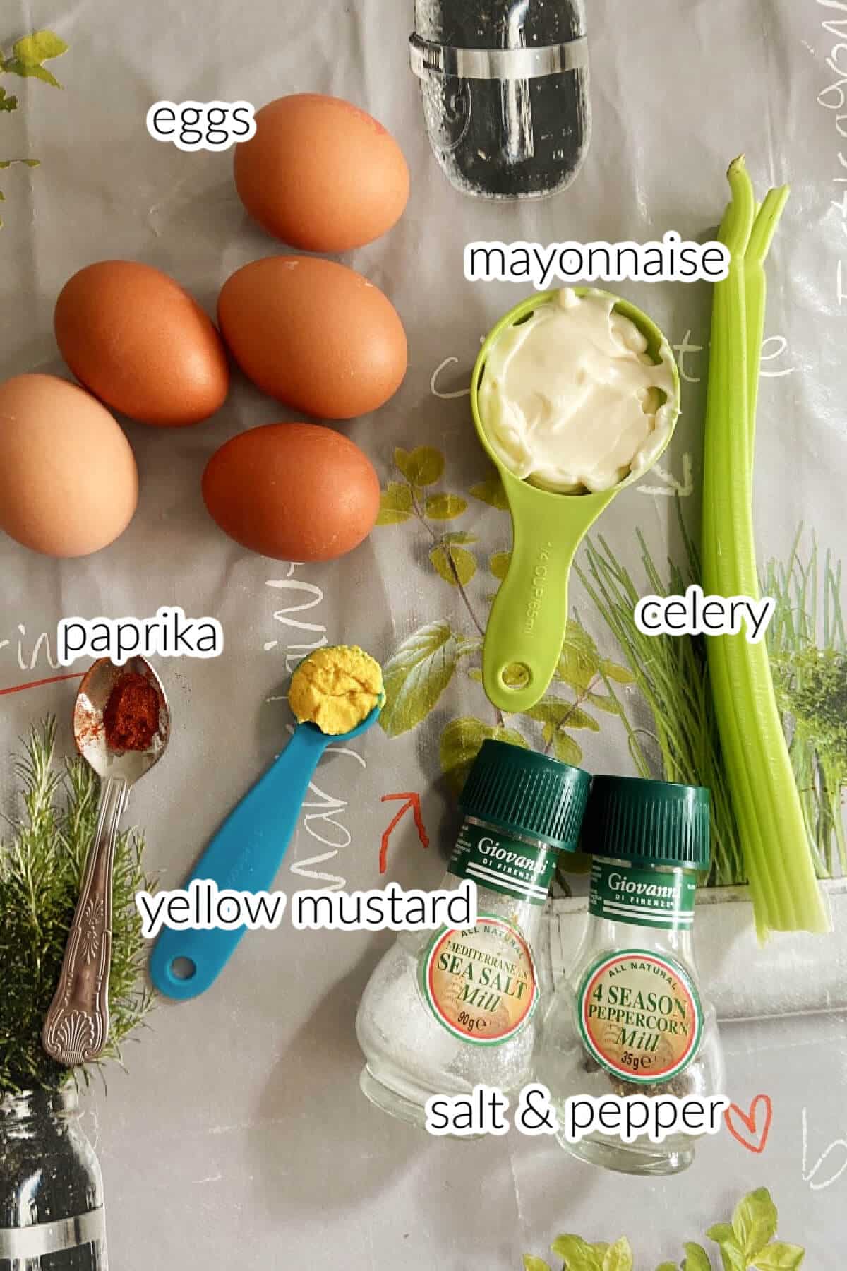 Ingredients needed to make egg sandwich.