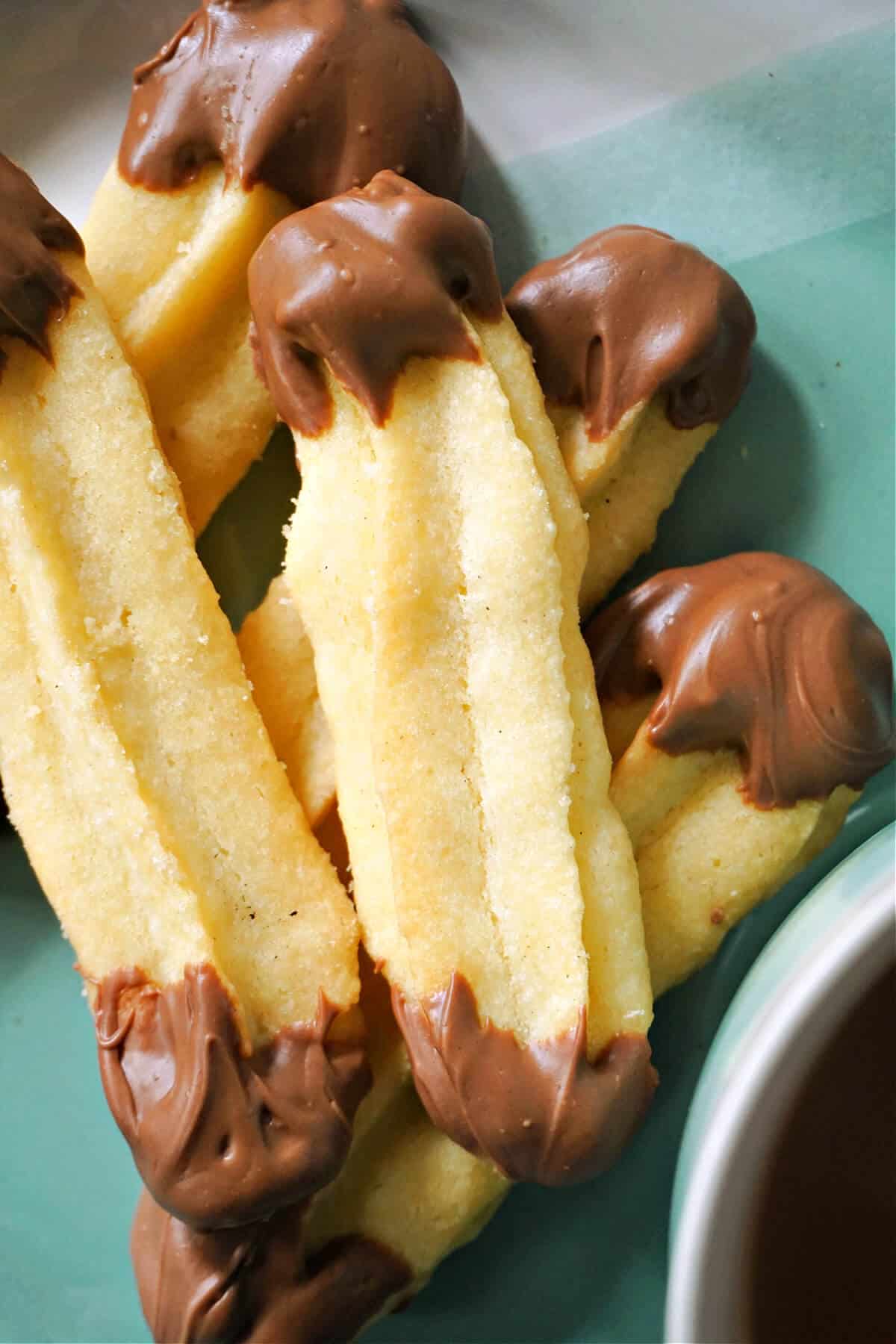 Close-up shoot of 5 Viennese finger biscuits.