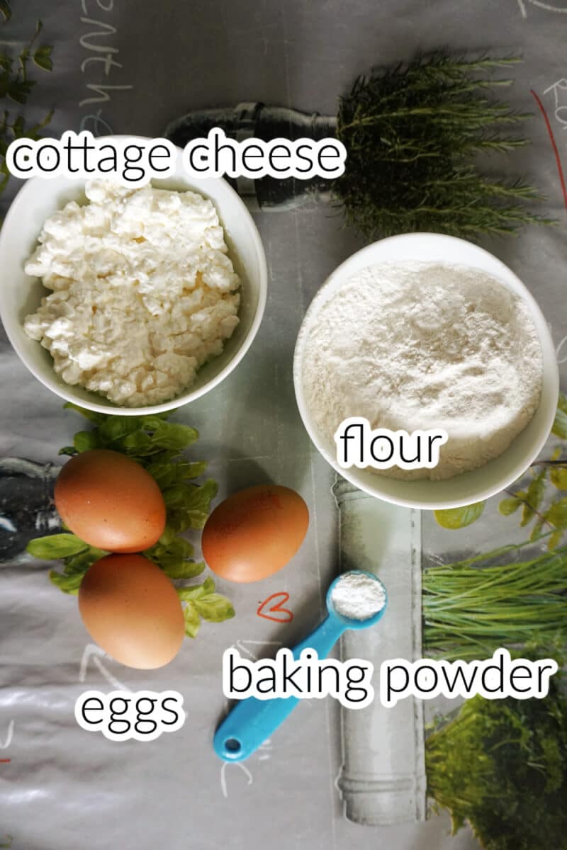 Ingredients needed to make cottage cheese pancakes.