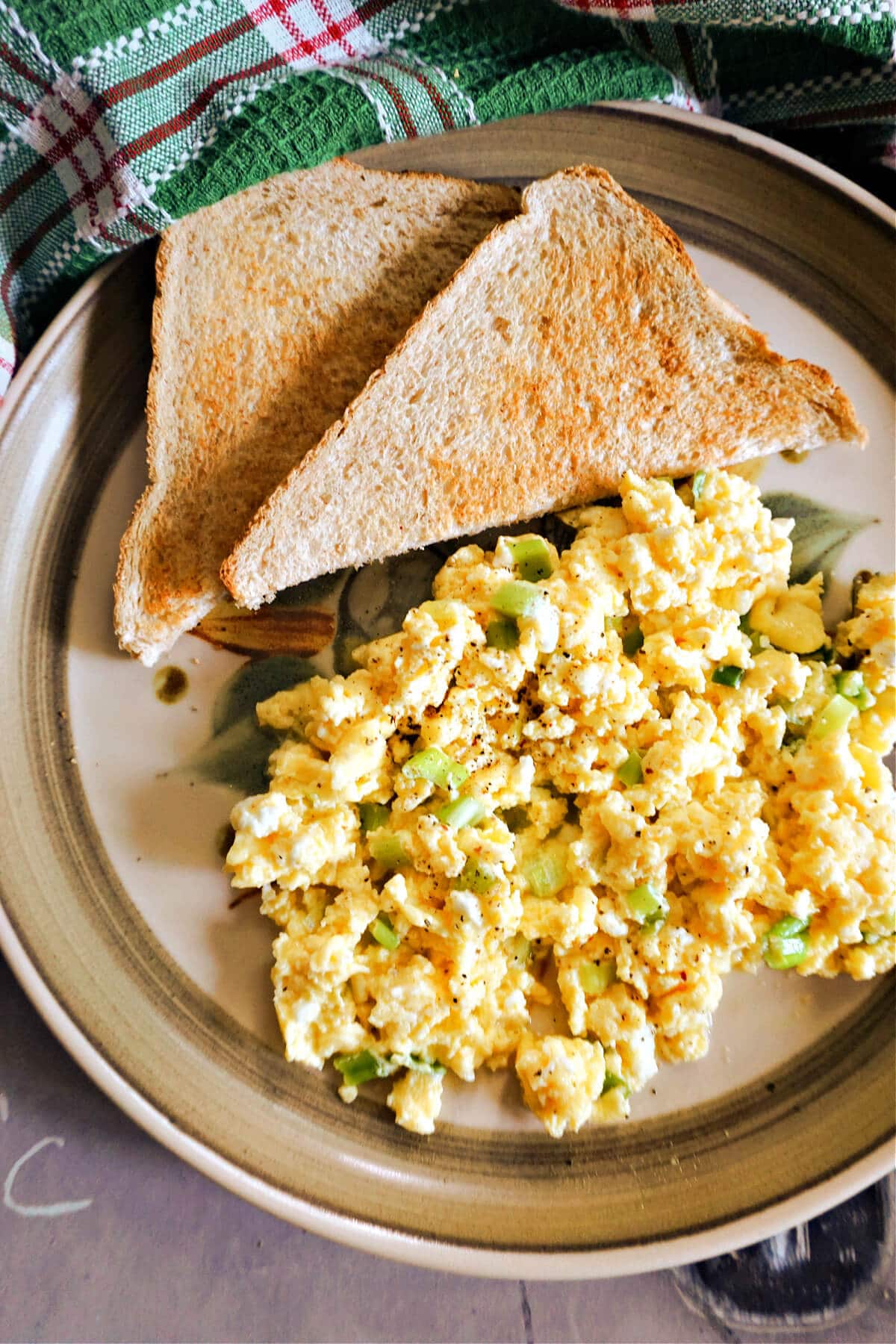 https://www.mygorgeousrecipes.com/wp-content/uploads/2023/07/Cottage-Cheese-Scrambled-Eggs-1.jpg