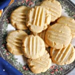 A plate with butter cookies sprinkled with powdered sugar.