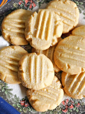 A plate with butter cookies sprinkled with powdered sugar.