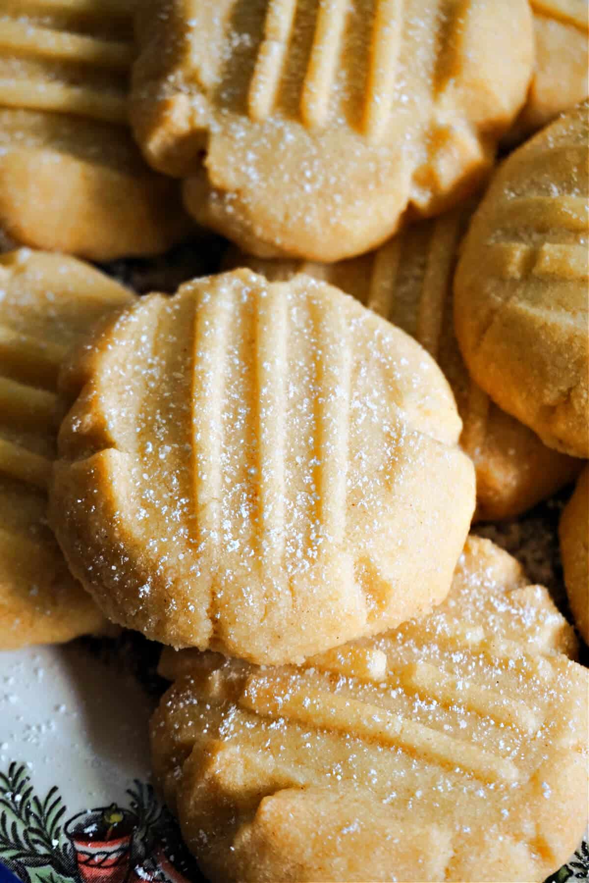 Close-up shoot of butter cookies sprinkled with icing sugar.