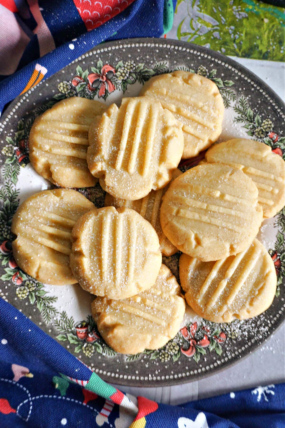 A plate with butter cookies sprinkled with powdered sugar.