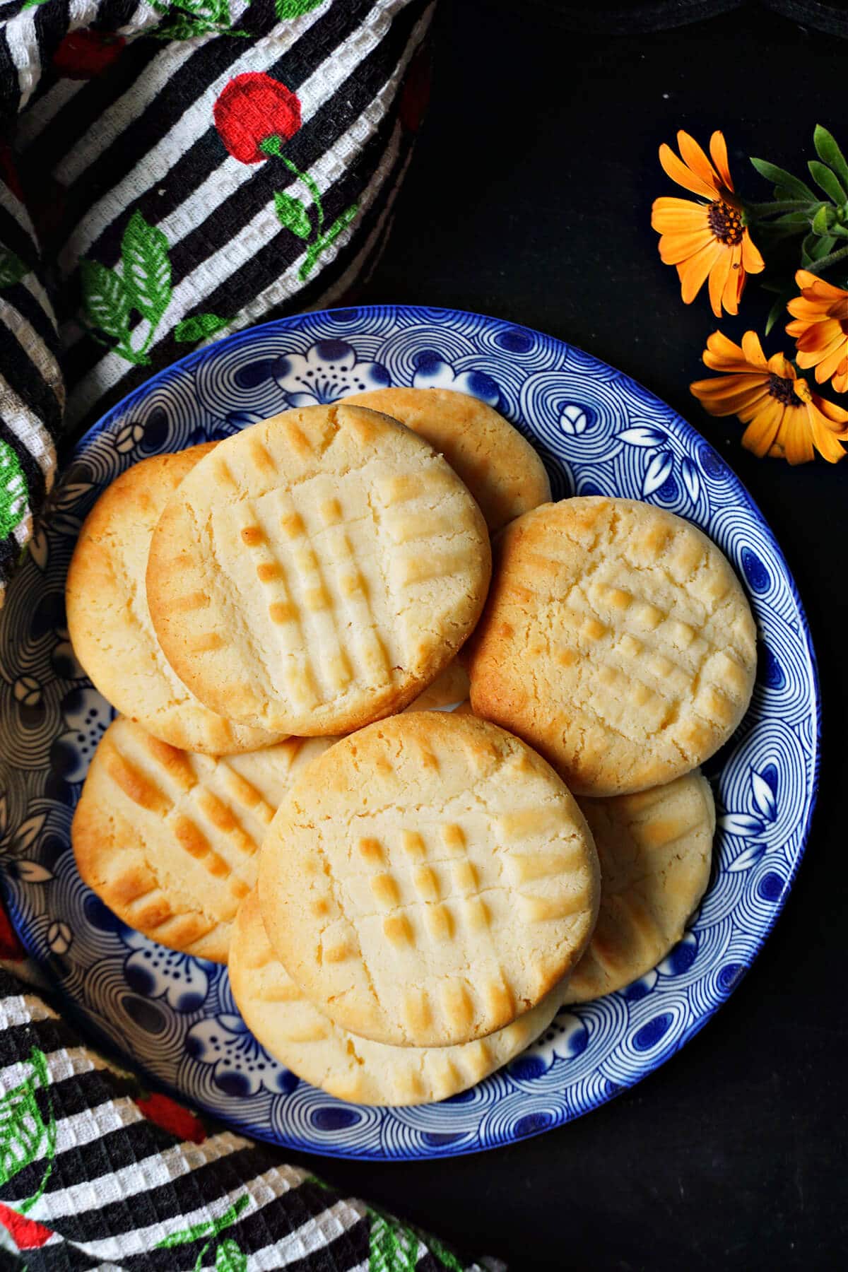 Cookies on a blue plate.