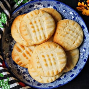Cookies on a blue plate.