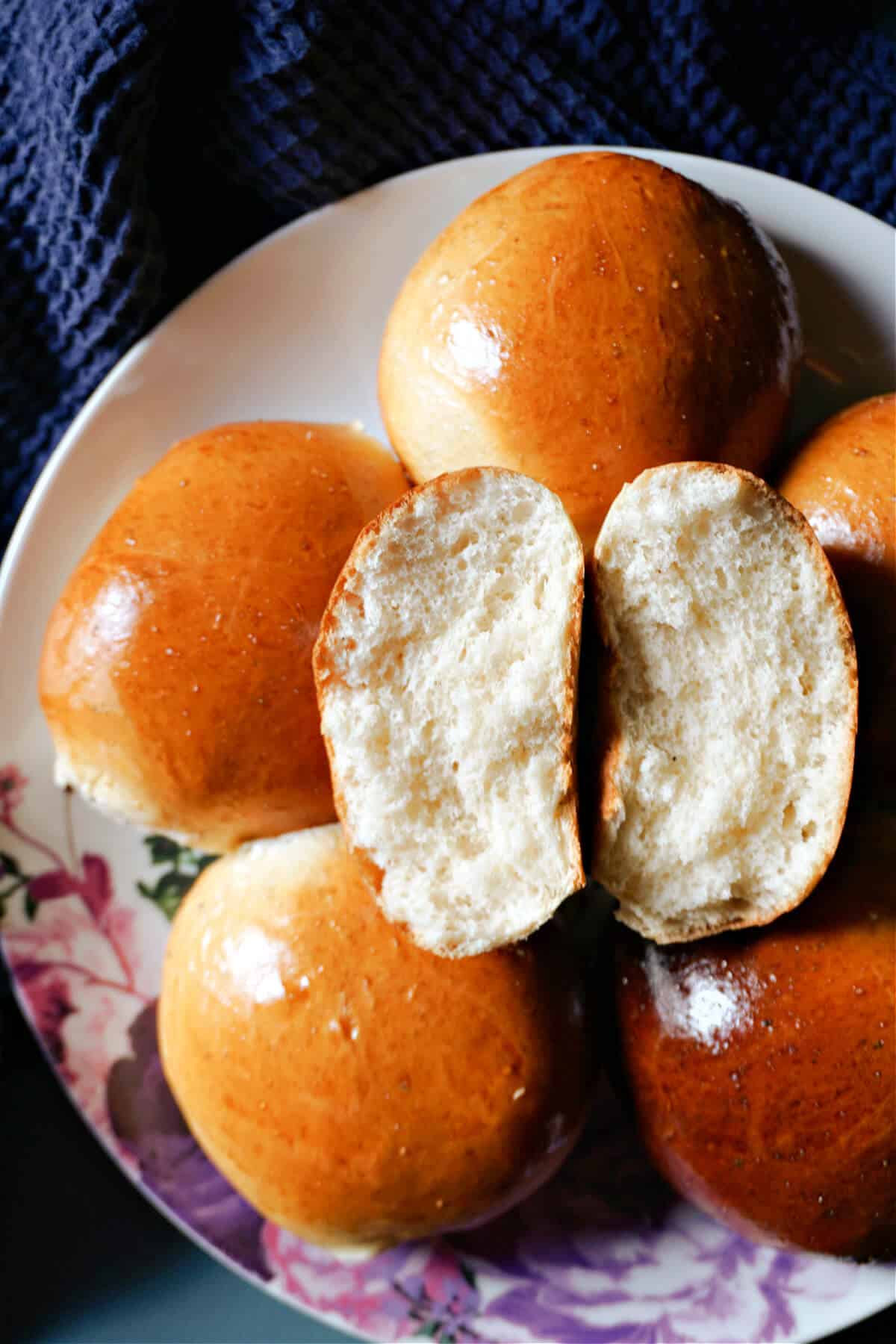 A plate with 2 bun halves over 5 whole buns.