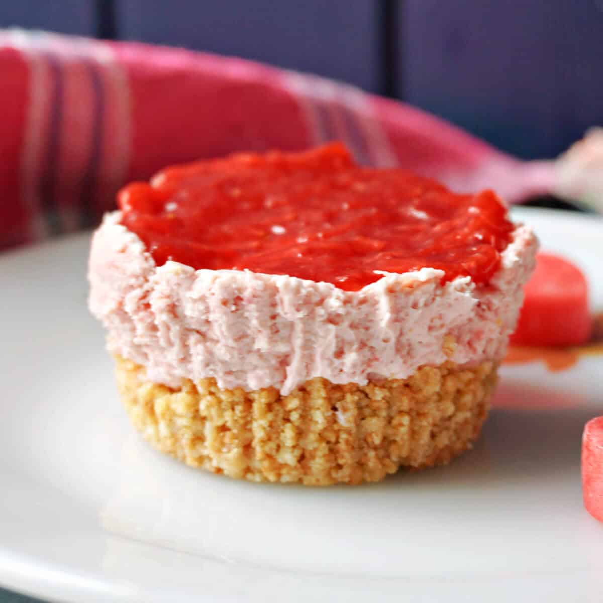 Mini Strawberry Cheesecakes (No Bake)