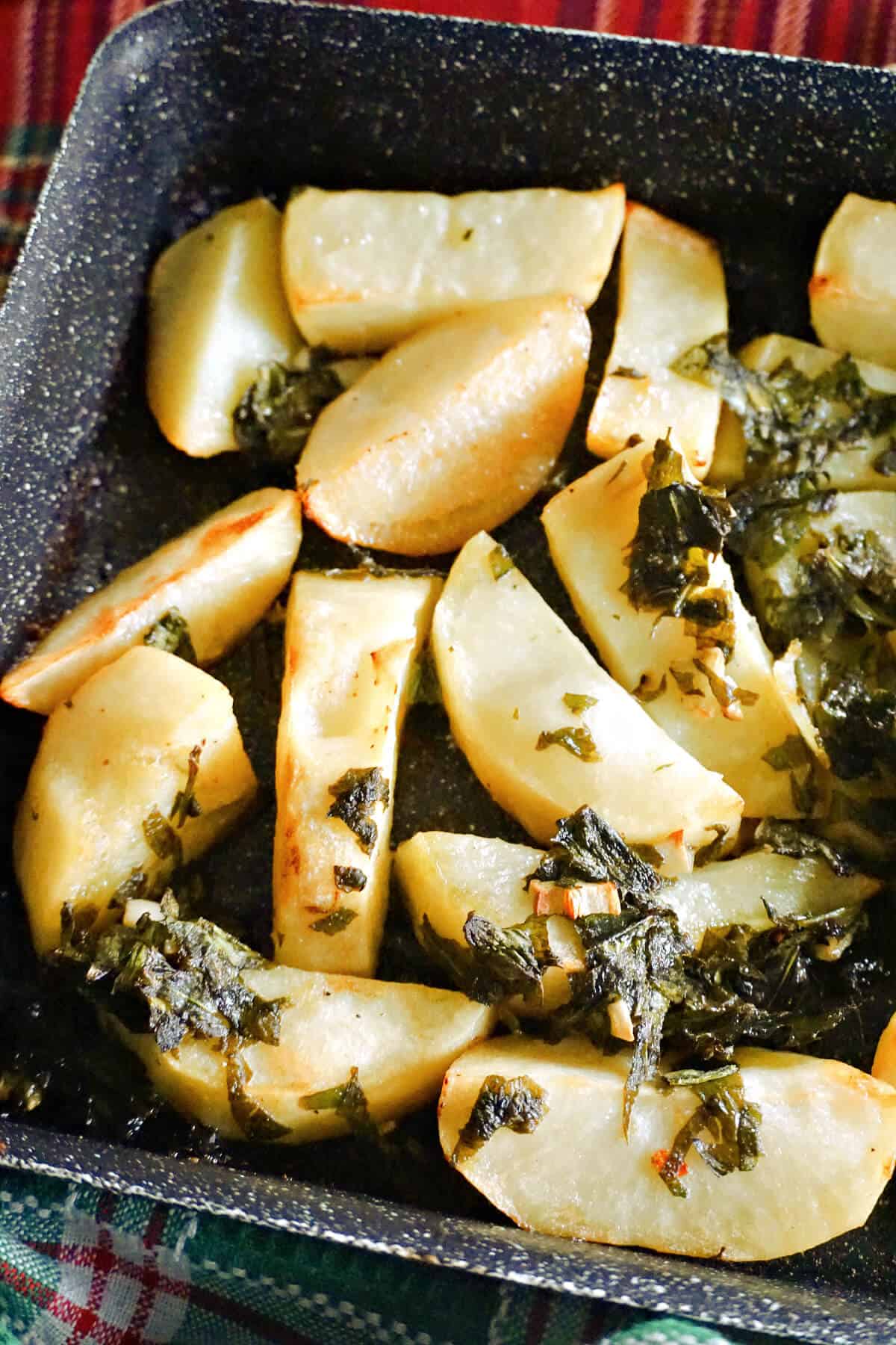 A tray with roasted potatoes topped with wild garlic.