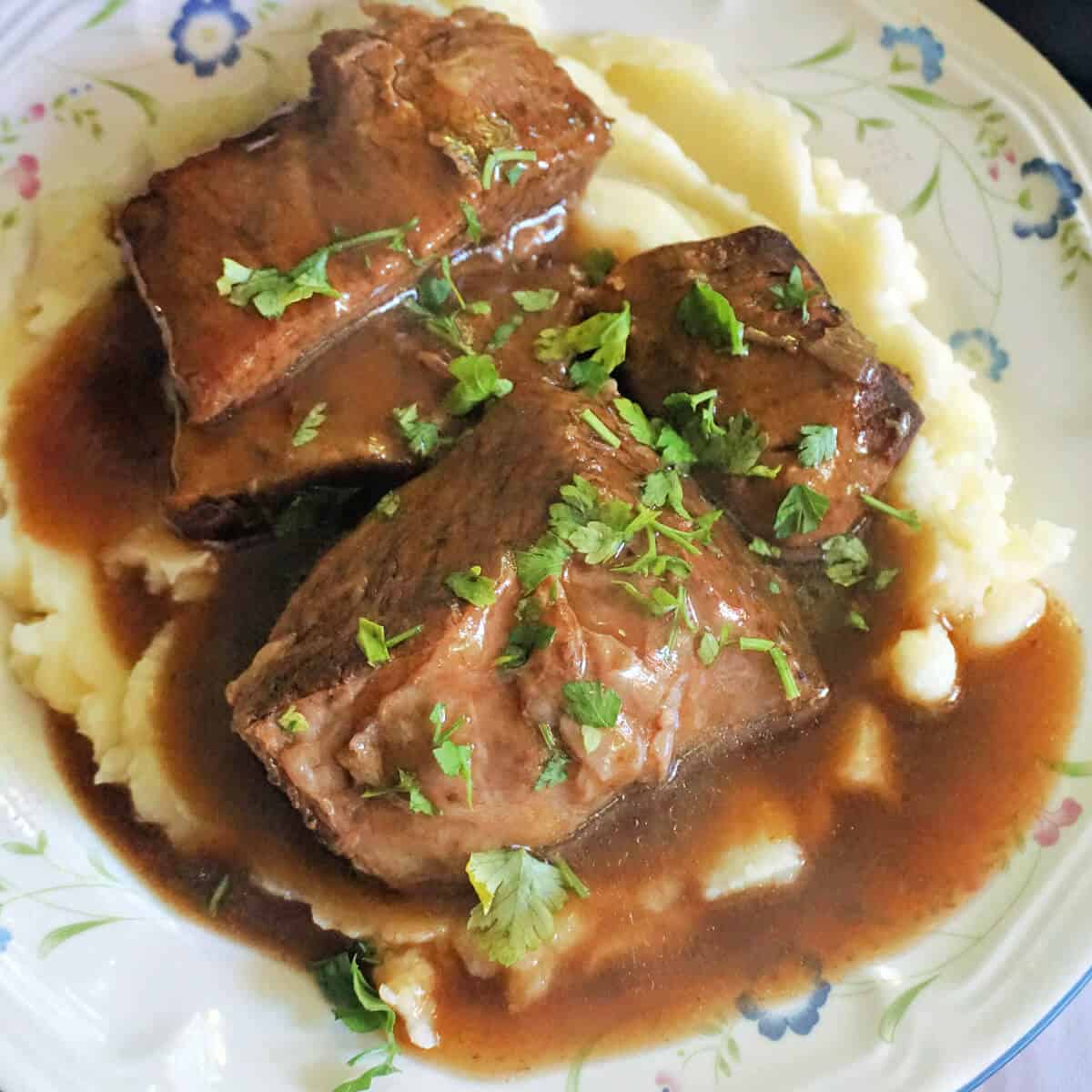 Slow Cooker Bone-In Beef Short Ribs in Gravy