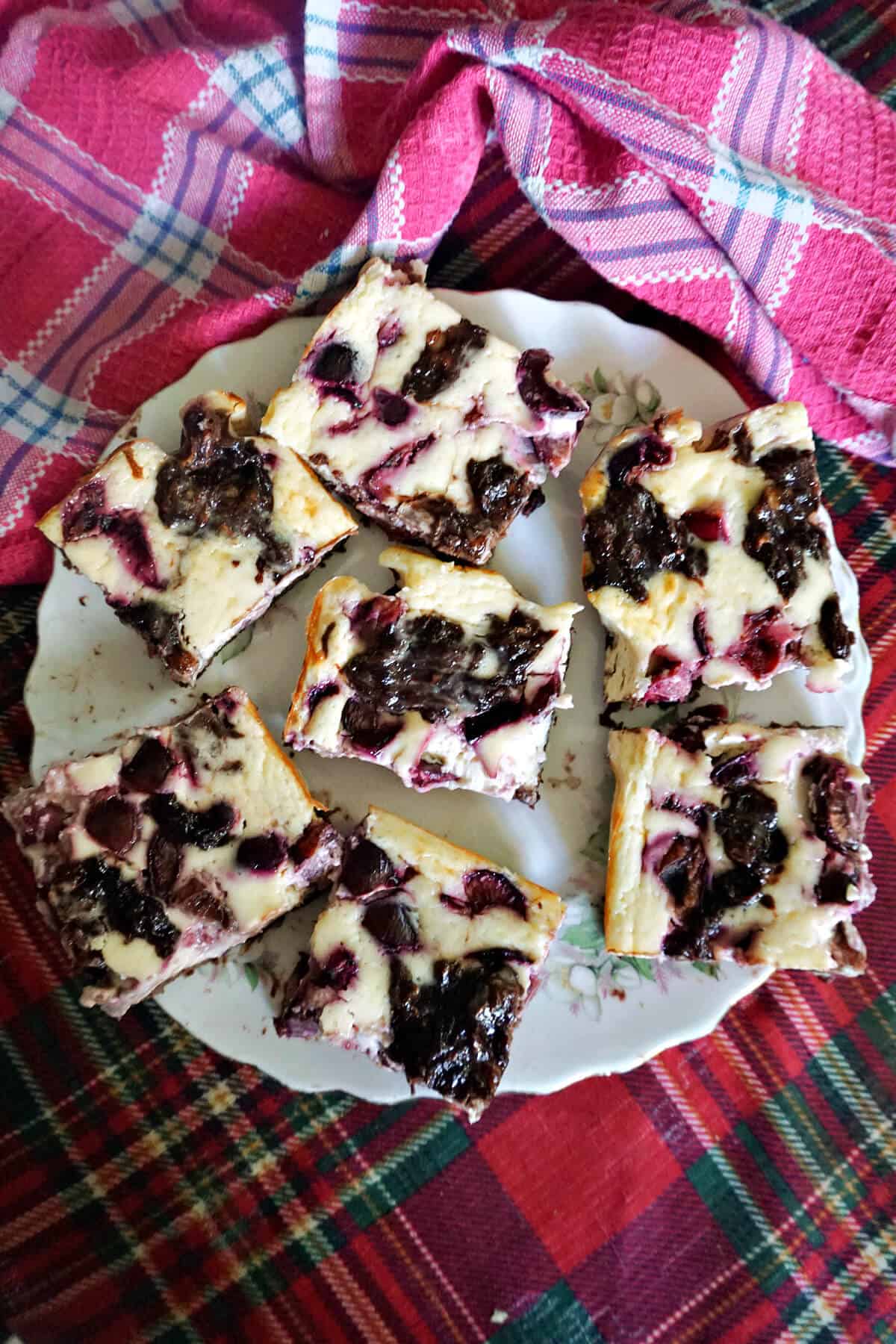 A plate with 7 cheesecake bars.